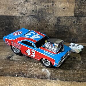 Muscle Machine Richard Petty #43 STP 1969 Dodge Dart 1:18 Diecast